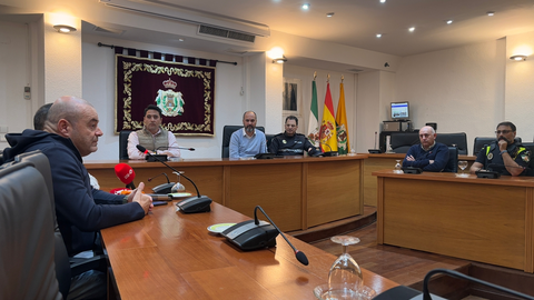 Recepción municipal a cuatro de los seis agentes barreños desplazados a Valencia