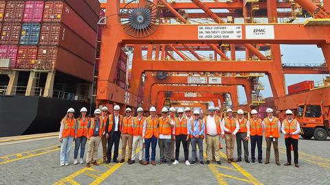 Representantes de la comunidad portuaria algecireña en una de las terminales del puerto de Manila