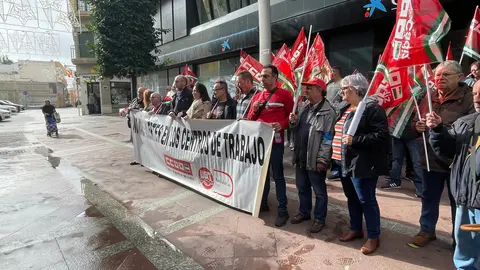Participantes de la concentración convoada por CCOO tras el fatídico accidente laboral ocurrido el pasado sábado en Tarifa2
