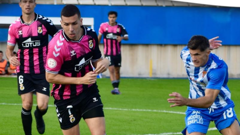 La Balona, de rosa y negro, se ha tenido que conformar con un punto en feudo del Águilas. FOTO: &Aacute;guilas FC