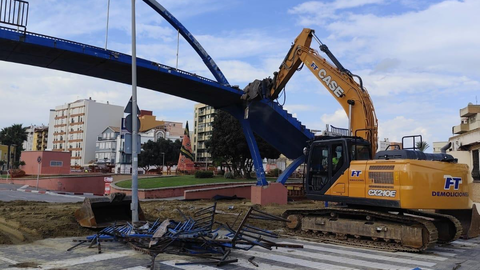Labores de derribo del puente durante esta jornada del martes