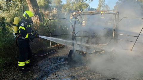 La rápida actuación de los bomberos del parque de Los Barrios evitó males mayores