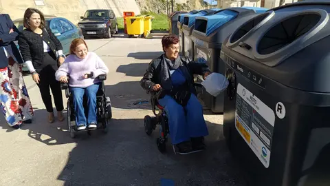 Algunas tarifeñas haciendo uso de los nuevos contenedores instalados en la calle 