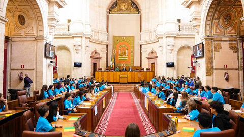 Alumnos de los centros participantes en el pleno infantil, entre ellos 12 de Algeciras. FOTO: Parlamento de Andaluc&iacute;a.