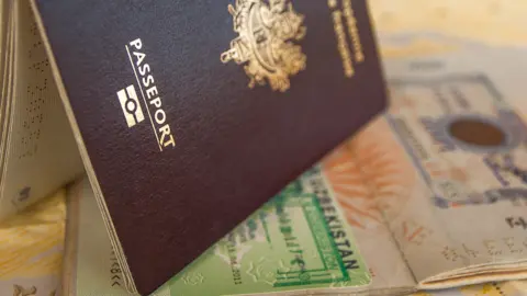 Algunos de los estafados llegaron a pagar hasta 500 euros para ser emadronadas
