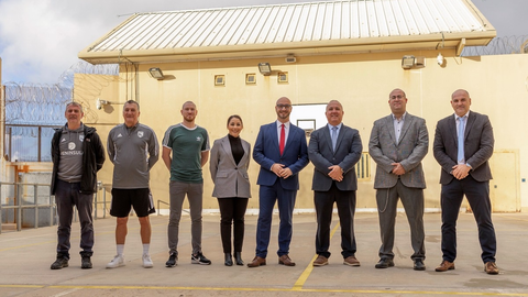 Christian Santos (en el centro) y representantes de la GFA, junto a participantes en la iniciativa