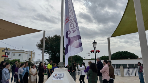 Izada de la bandera en San Roque con motivo del 25N 2