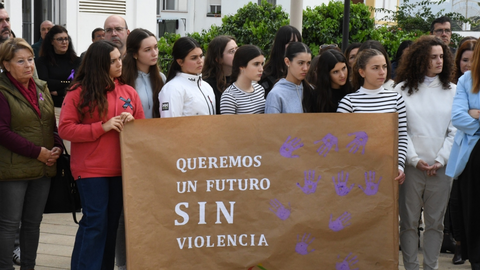 Izada de la bandera en San Roque con motivo del 25N 3