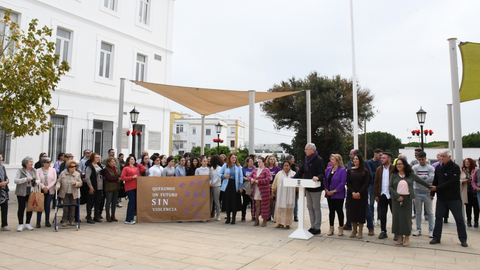 Izada de la bandera en San Roque con motivo del 25N