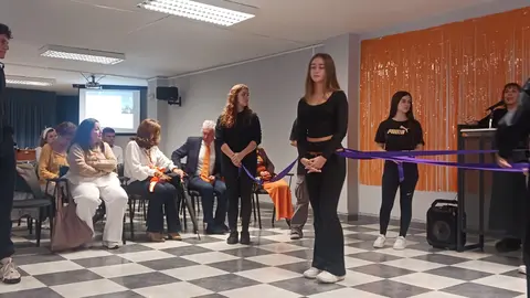 Barrio vivo representa con jóvenes del IES Getares dentro del proyecto %22Jóvenes Violeta%22 la perdormance Lazos morado1