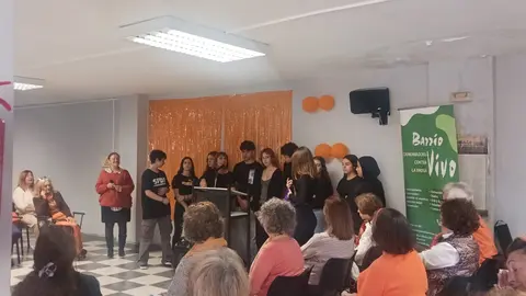 Barrio vivo representa con jóvenes del IES Getares dentro del proyecto %22Jóvenes Violeta%22 la perdormance Lazos morado2