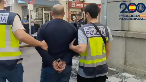 Momento en el que el detenido es trasladado por los agentes 