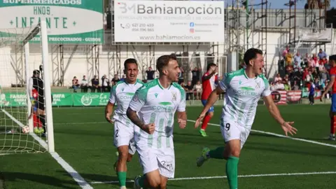 Jugadores del Sanluqueño celebran el tanto de Colau nada más iniciarse el choque