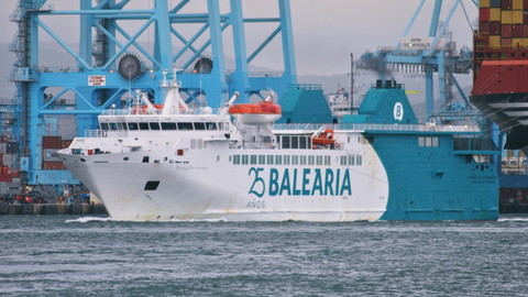 Uno de los buques que habitualmente transitan por el Estrecho de la compañía Balearia