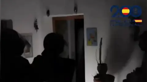 Agentes entran en uno de los domicilios 