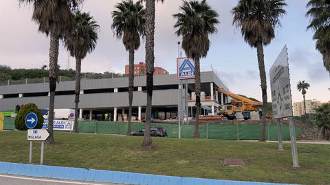 El nuevo supermercado está ubicado junto al centro comercial