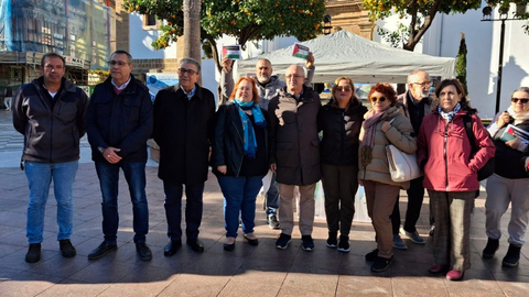 Algunos de los participantes de la concentración llevada a cabo en la plaza Alta de Algeciras en favor del pueblo palestino