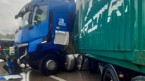 Así quedó el trailer en mitad de la carretera. FOTO - Bomberos de Cádiz 