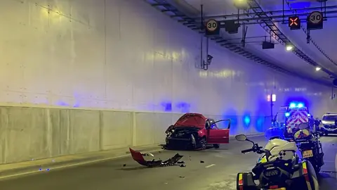 El túnel tuvo que ser cerrado durante varias horas para acometer las labores de limpieza 