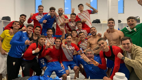 Jugadores del Algeciras festejan el triunfo logrado en Ibiza