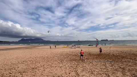 kitesurf y vóley playa en Getares