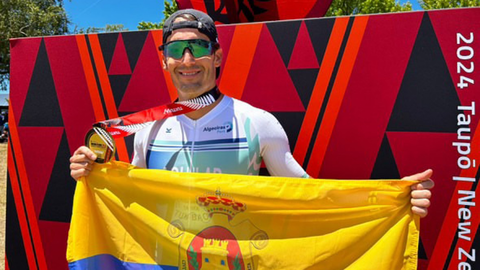 Óscar Aguilar, tras finalizar la participación en su tercer mundial de trialtlón, presume de la bandera de su ciudad