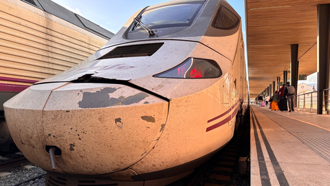 Pasajeros se disponen a tomar el nuevo tren con destino a Madrid desde Algeciras, este lunes 