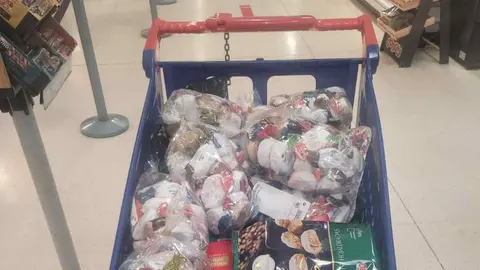 Recogida y reparto alimentos de Coordnadora Solidaria 1