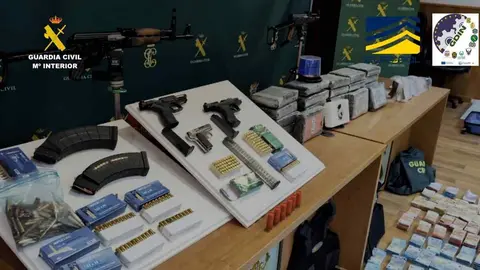Parte del material interceptado por la Guardia Civil