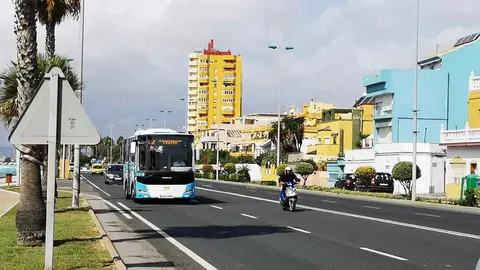 Uno de los autobuses que circula por la localidad linense. FOTO - Socibus