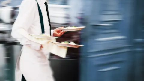 El sector servicios ha jugado un papel crucial en el descenso registrado
