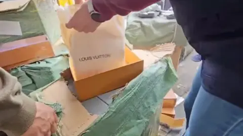 Falsificación de una de las conocidas marcas internacionales. FOTO: Guardia Civil