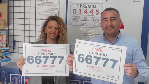 Responsables de papelería La Torrecilla muestran con alegría el número premiado y que ellos han vendido en este punto. FOTO (Facebook)