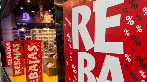 Carteles que anuncian descuentos en el interior de la tienda