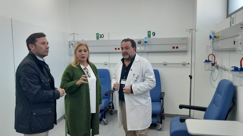 Ros, Pajares y Calderón, durante su visita al centro hospitalario linense