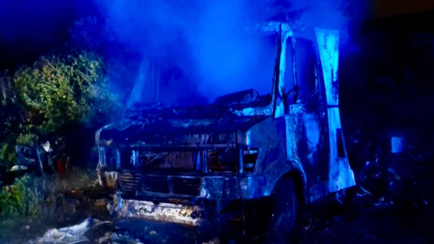 Estado en el que quedó el vehículo tras las llamas. FOTO - Consorcio de Bomberos 