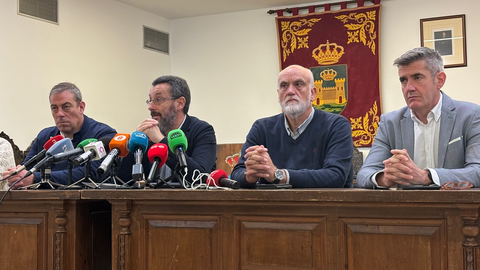 Franco da explicaciones a los periodistas