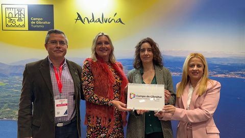 Pérez Custodio (en el centro) y May Gallego (d) reciben este galardón en Fitur
