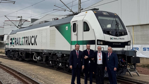 Responsables de Rail & Truck, tras la entrega del material