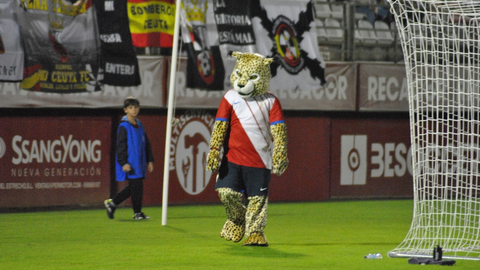 Shira, la nueva mascota del Algeciras, en los prolegómenos de un encuentro del conjunto albirrojo