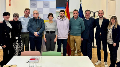 Cuevas (i), junto a otros compañeros de asociaciones, en el encuentro con la ministra
