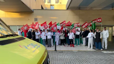Protesta de los trabajadores a las puertas de Urgencias del 'Punta Europa'