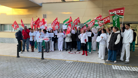Protesta de los trabajadores a las puertas de Urgencias del 'Punta Europa'
