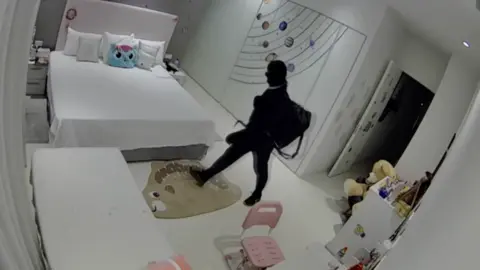 Uno de los ladrones, en plena acción