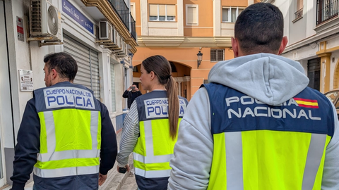 Agentes de la Policía Nacional se dirigen al local de la agencia de viajes