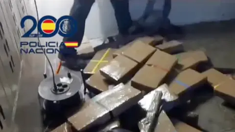Parte de la droga localizada por la Policía en un espacio habilitado dentro del remolque