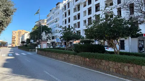 La avenida Blas Infante de Algeciras, en la parte que discrurre por la puerta del parque 'María Cristina' 