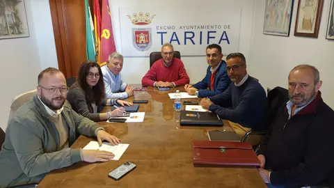 Representantes de ambos municipios y la Diputación provincial, en la reunión de este lunes en Tarifa