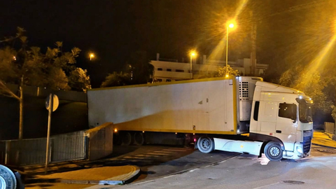 En plena maniobra, así fue captada esta imagen con el camión en mitad de la calzada