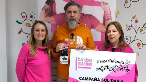 Juan José hace entrega del cheque a las integrantes de Bandera Rosa
